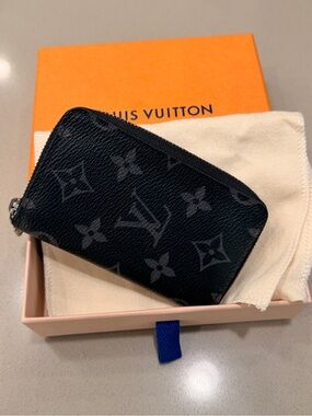 Louis Vuitton Men’s Zip Card Holder in Monogram Eclipse Monogram Eclipse